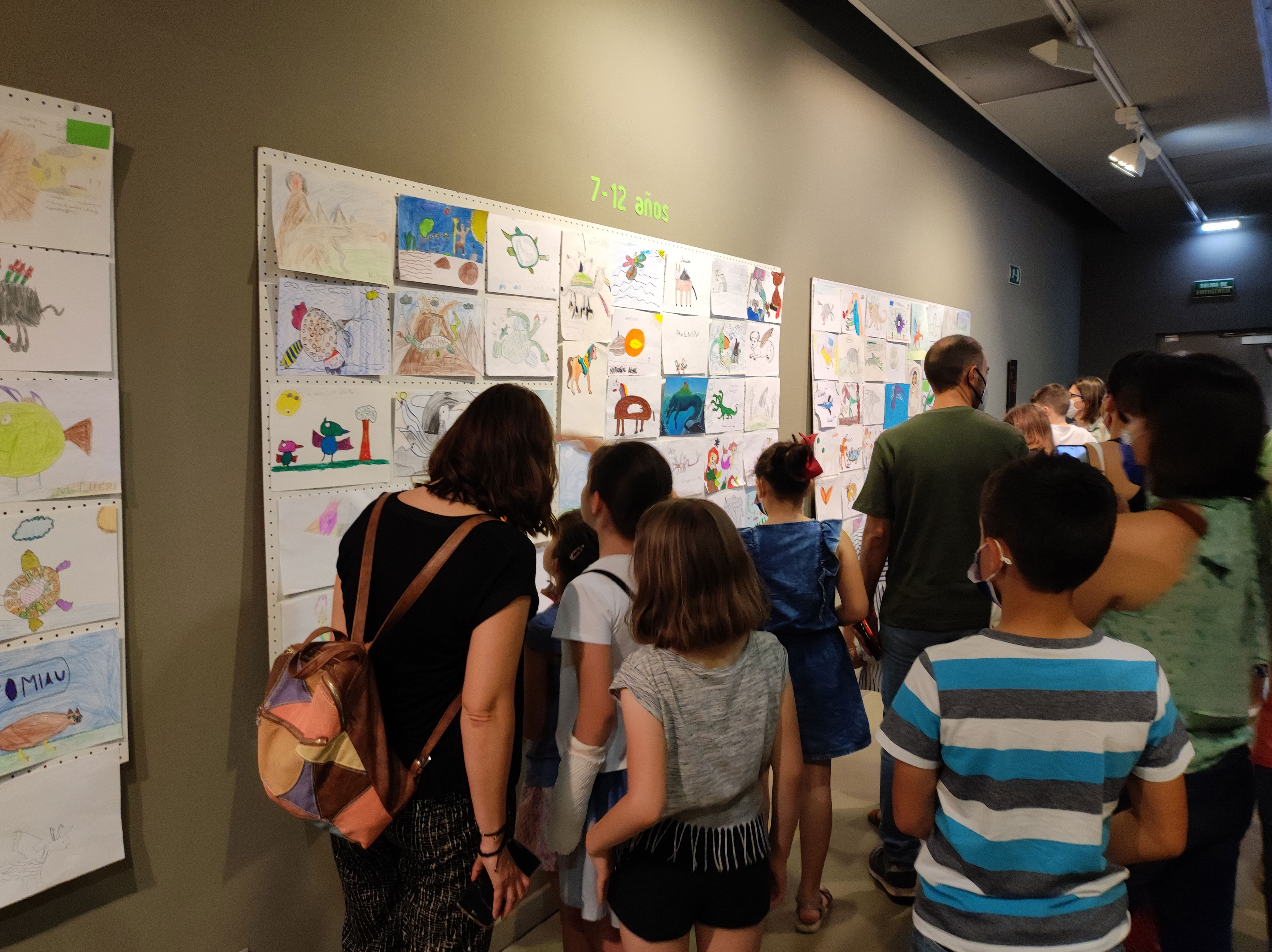 niños-enseñan-dibujos